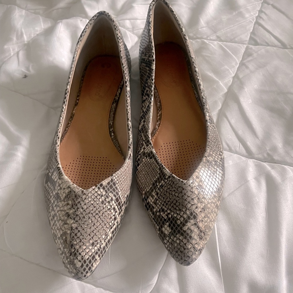 Elegant Snakeskin Patterned Flats